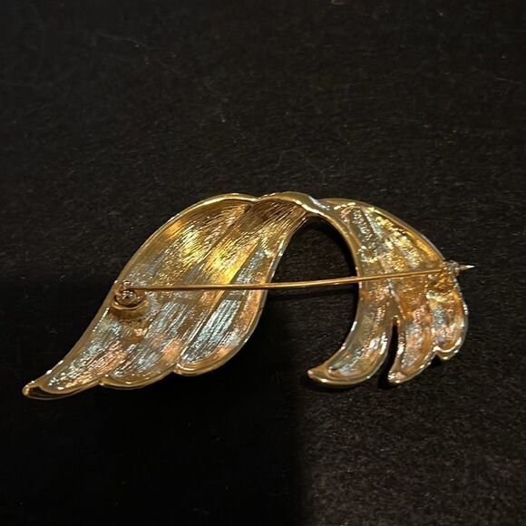 Gold tone Napier Freeform Brooch. WA199 - Picture 2 of 3